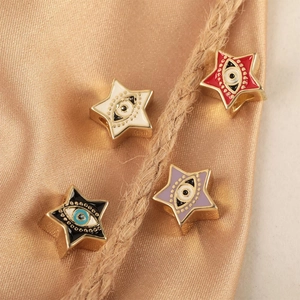 Set mit vier bunten Emaille-Sternanhängern mit Evil Eye-Design auf Goldmetallbasis