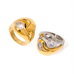 Moderne Ringe aus 18K vergoldetem Edelstahl mit weißen Zirkonia in Tropfenform