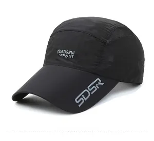 Detailansicht des atmungsaktiven Mesh-Gewebes und Logos der schwarzen Sportkappe