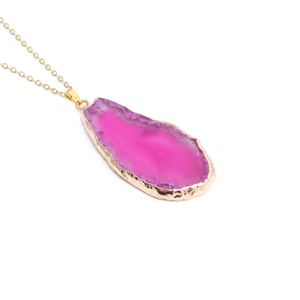 Collier en acier inoxydable avec pendentif en agate rose irrégulière et dorure fine