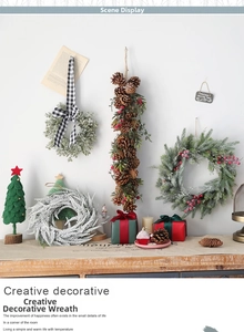 Détail de couronnes de Noël enneigées avec pommes de pin et nœuds pour décor mural