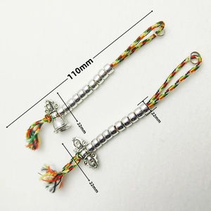 Détails macro des glands de perles de prière bouddhistes avec breloques dorje argent