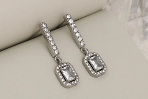 Macro di orecchini a pendente in argento con pietre taglio baguette e micro-pavé