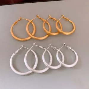 Set orecchini a cerchio minimalisti placcati oro 18k in finiture opache oro e argento