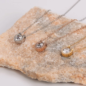 Collana a ferro di cavallo a U con micro-pavé di zirconi in oro, argento e oro rosa