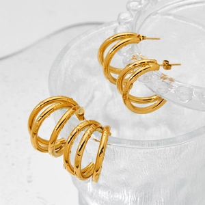 Boucles d'oreilles créoles triple anneaux en acier inoxydable doré au design minimaliste