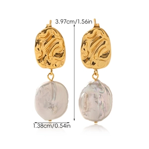 Vue détaillée des boucles d'oreilles perles baroques et texture martelée dorée, 3,97x1,38cm