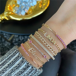 Gestapelte S925 Silber Tennisarmbänder mit rosa Zirkonias und personalisierten Charms