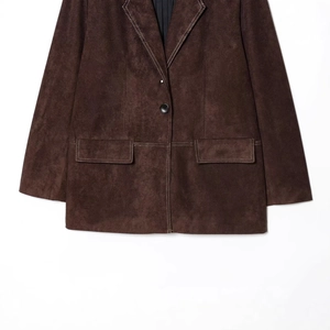 Dunkelbrauner Wildleder-Blazer mit weißen Kontrastnähten und einreihigen Knöpfen