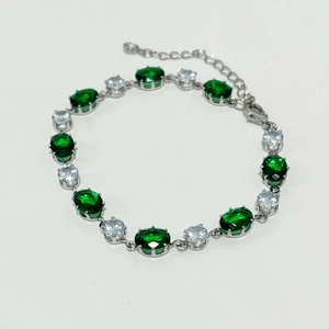 Détail du bracelet plaqué argent avec pierres ovales vert émeraude et zircons blancs ronds