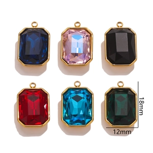 Détail de pendentifs rectangulaires en cristal 18x12mm en six couleurs et monture dorée