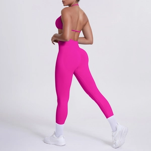 Dettaglio del reggiseno sportivo con lacci e leggings yoga a vita alta rosa vivace