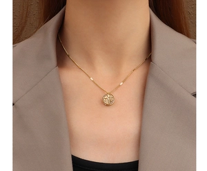 Détail du collier en or 18 carats avec pendentif chinois Fu et zircons sur mannequin