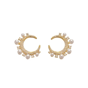 Elegante goldene Mond-Ohrstecker mit Perlen und funkelnden Zirkonia-Steinen