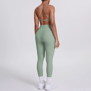 Vue arrière d'un ensemble de yoga vert clair avec bretelles croisées et legging taille haute