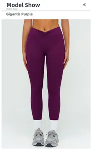 Détail du legging de yoga taille haute violet foncé avec taille plissée en forme de V