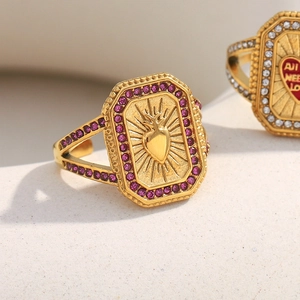 Vue macro détaillée de la bague vintage plaquée or 18K avec zircon violet et motif cœur
