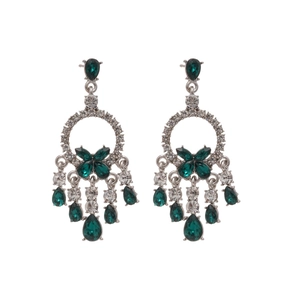 Orecchini pendenti in argento con cristalli color smeraldo e nappe su sfondo bianco