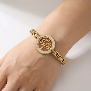 Vue détaillée du bracelet Arbre de Vie en or avec cristaux scintillants porté au poignet