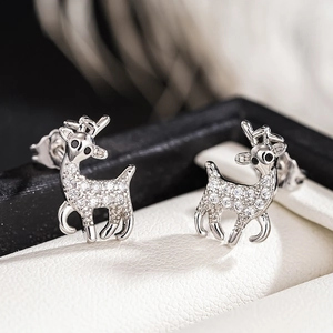 Macro di orecchini a perno a forma di cervo in argento con pietre pavé luccicanti