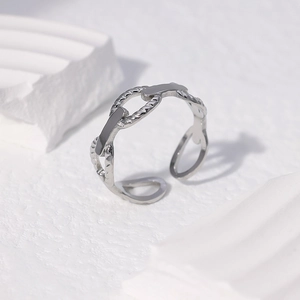 Détail d'une bague chaîne ajustable en acier inoxydable argenté de haute qualité
