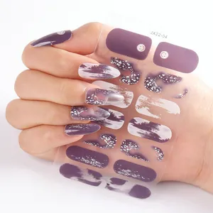 Dettaglio di adesivi per unghie in gel con motivi marmo viola, glitter e faccine smile