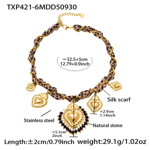 Specifiche dettagliate sulle dimensioni per collana dorata in acciaio e sciarpa leopard