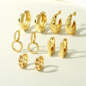 Lot de 5 paires de créoles plaquées or 18 carats avec cœurs en zircon et motifs d'étoiles