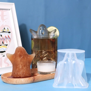 Vue détaillée du moule en silicone fantôme avec des glaçons finis sur plateau en bois