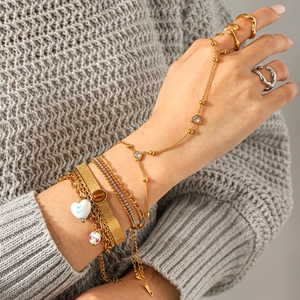 Parure de bijoux de main bohème dorée et argentée avec charms cœur et bagues en zircon