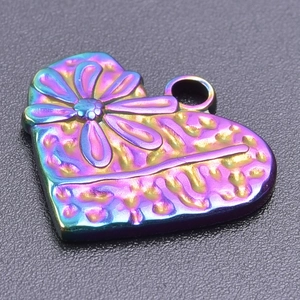 Détail macro du pendentif cœur irisé avec fleur en relief en acier plaqué 18 carats