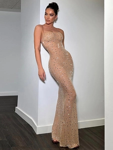 Robe longue élégante en maille transparente nude avec des paillettes argentées brillantes