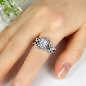 Dettaglio dell'anello con zircone a taglio quadrato sulla mano di una modella