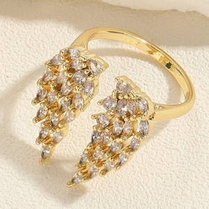 Vue détaillée d'une bague ajustable dorée avec des ailes de papillon en zircon scintillant
