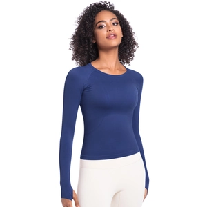 Dettaglio del top da yoga blu navy a maniche lunghe con fori per i pollici e tessuto senza cuciture