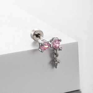 Silberner Schleifen-Ohrstecker mit rosa Herzsteinen und glitzerndem Kreuzanhänger