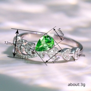 Anillo de hoja de plata con gema verde gota y detalles brillantes de circonita blanca