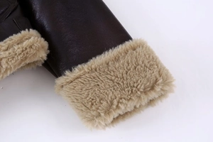 Gros plan du poignet en similicuir marron avec doublure en peau lainée beige
