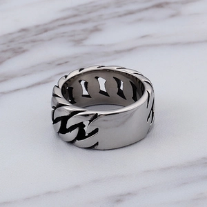 Macro shot of silver stainless steel rotatable cuban link chain ring on marble