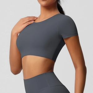 Vue latérale du crop top et leggings sans couture gris foncé montrant la coupe ajustée