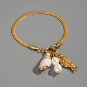 Dettaglio del bracciale a serpente placcato oro 18K con perla, conchiglia e ciondolo a pesce