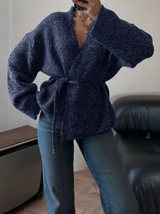 Elegante cardigan in maglia blu scuro con scollo a V e cintura in vita abbinata