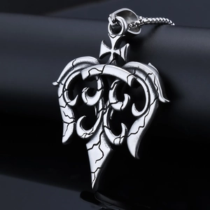 Pendentif croix gothique en argent vieilli avec une texture craquelée très unique