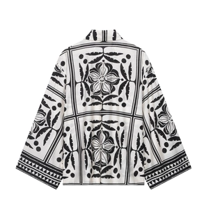 Détail de l'imprimé floral géométrique noir et blanc sur chemise ample et pantalon large