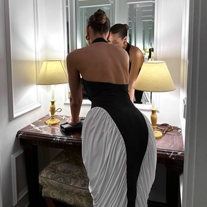 Detail eines eleganten rückenfreien Neckholder-Kleids in Schwarz-Weiß mit Raffung