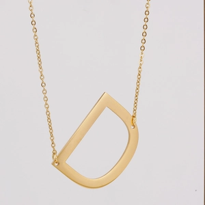 Collar de acero inoxidable chapado en oro de 18K con colgante de letra D mayúscula pulida
