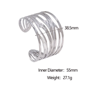 Dettaglio del bracciale rigido in acciaio da 38,5mm con linee ondulate traforate