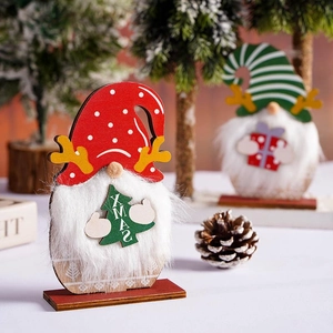 Weihnachtliche gesichtslose Gnom-Holzdekorationen mit Rentierhörnern und Tannenbaum