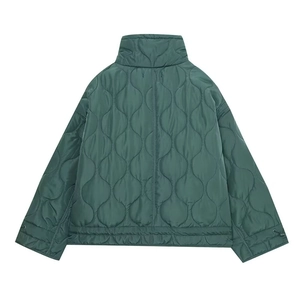 Giacca trapuntata verde scuro con colletto alto e cuciture a onde sul retro