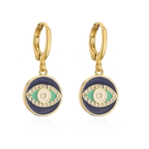 Dettaglio degli orecchini a cerchio in oro 18K con ciondolo a occhio smaltato e zirconi